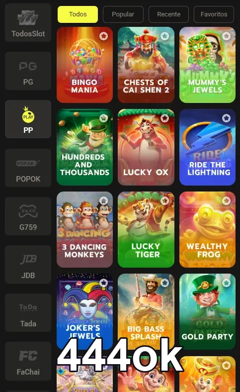 Jogador sorrindo usando celular em um jogo online